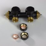 Узел нижнего подключения Delta DUO универсальный с термоголовкой М30х1,5, RAL 9005, чёрный